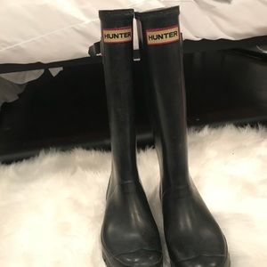 Black hunter huntress boots